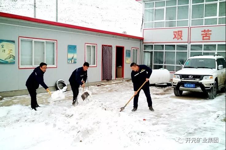 人間四月芳菲盡，山中春雪還復來(lái)