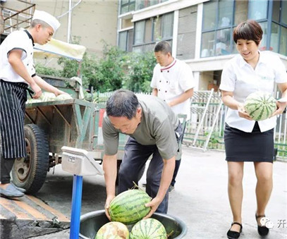 買(mǎi)下一整車(chē)西瓜，讓瓜農早點(diǎn)回家